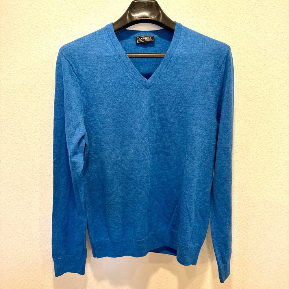 EXPRESS EXTRA FINE MERINO WOOL V-NECK SWEATER — MEN’S M — SKY BLUE - LIKE NEW